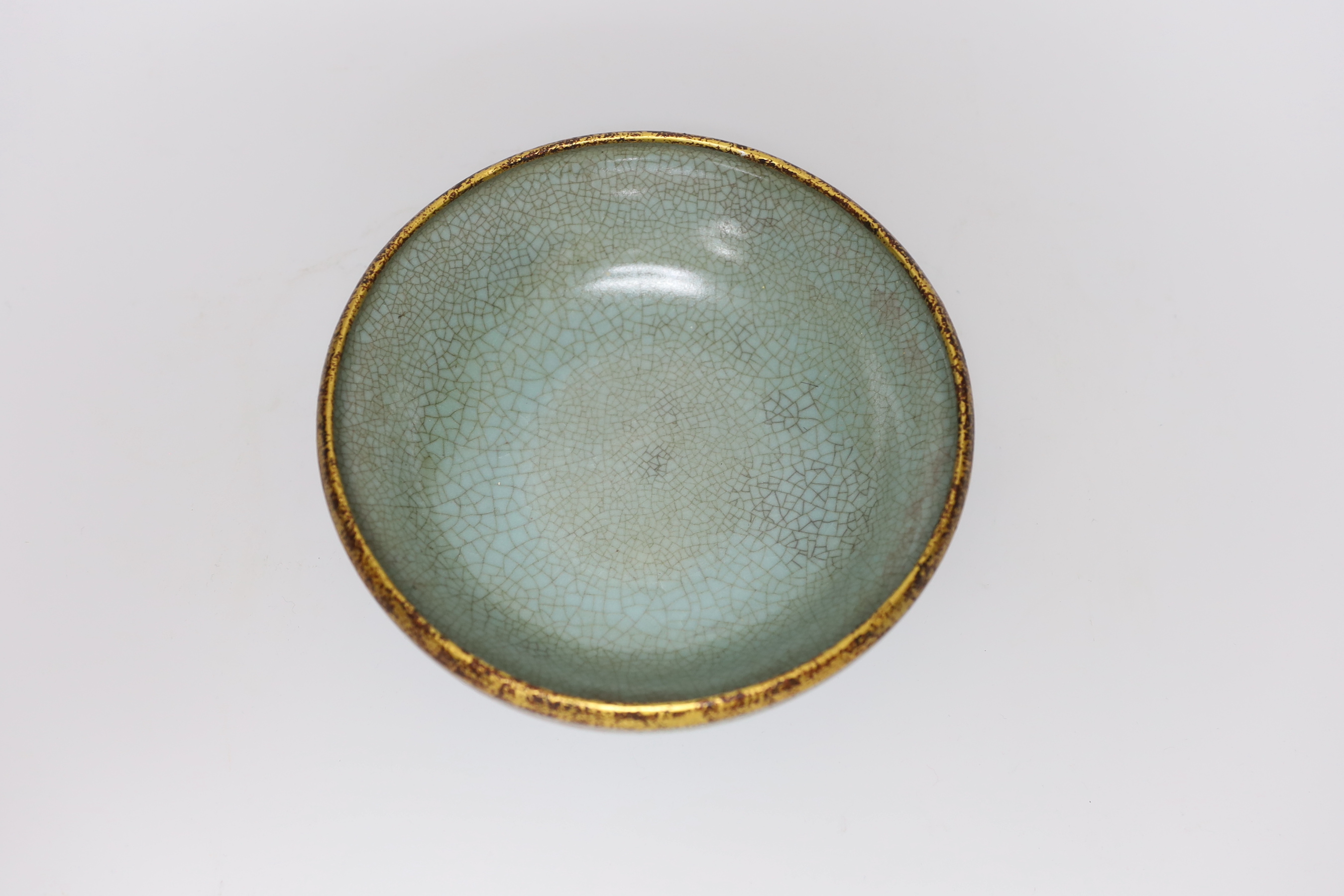 A Chinese crackleware bowl, 19cm diameter